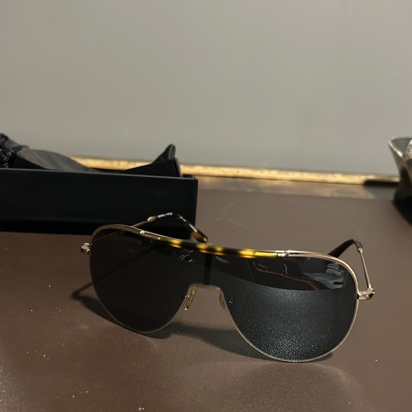 Kendall & Kylie Layla Shelded Aviator Sunglasses Pacific Gold tortoise - Picture 8 of 13